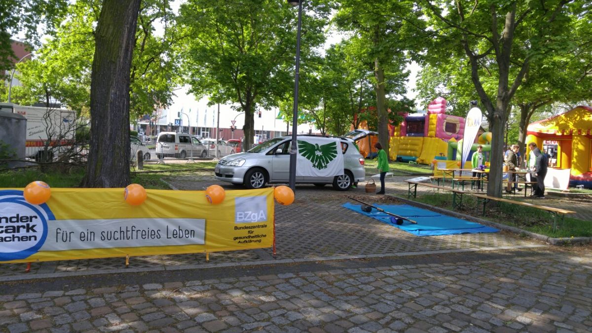 Der Laser-Biathlon-Schießstand abgetrennt durch ein Banner der BzgA auf dem Parkplatz von Toyota an der Zitadelle