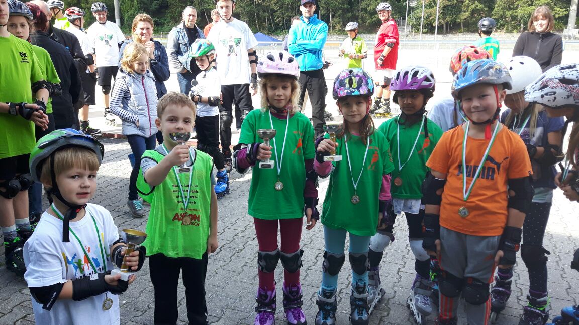 Stolze Pokal- und Medaillengewinnerinnen und -gewinner