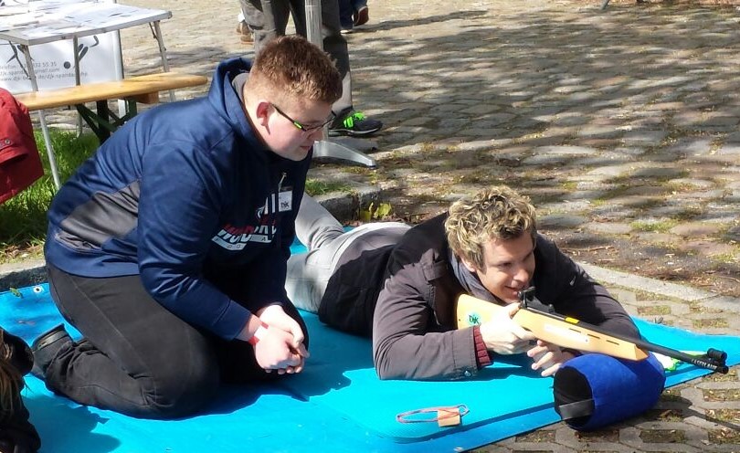 Comedian Sascha Grammel probiert das Laser Biathlon-Schießen der DJK Spandau beim 15. Toyota Kinderfest