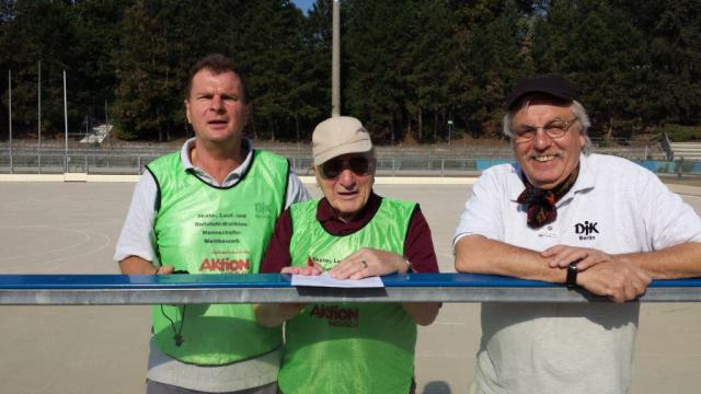 Helmut Götzner mit Reinhard Otto-Kulla und Zoltan Sas als Zeitnehmer beim 7. Skate-,Lauf- und Rollstuhl-Biathlon-Mannschafts Wettbewerb