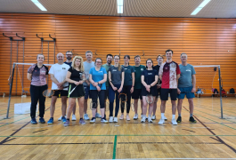 Gruppenbild Teilnehmende am Badminton-Lehrgang