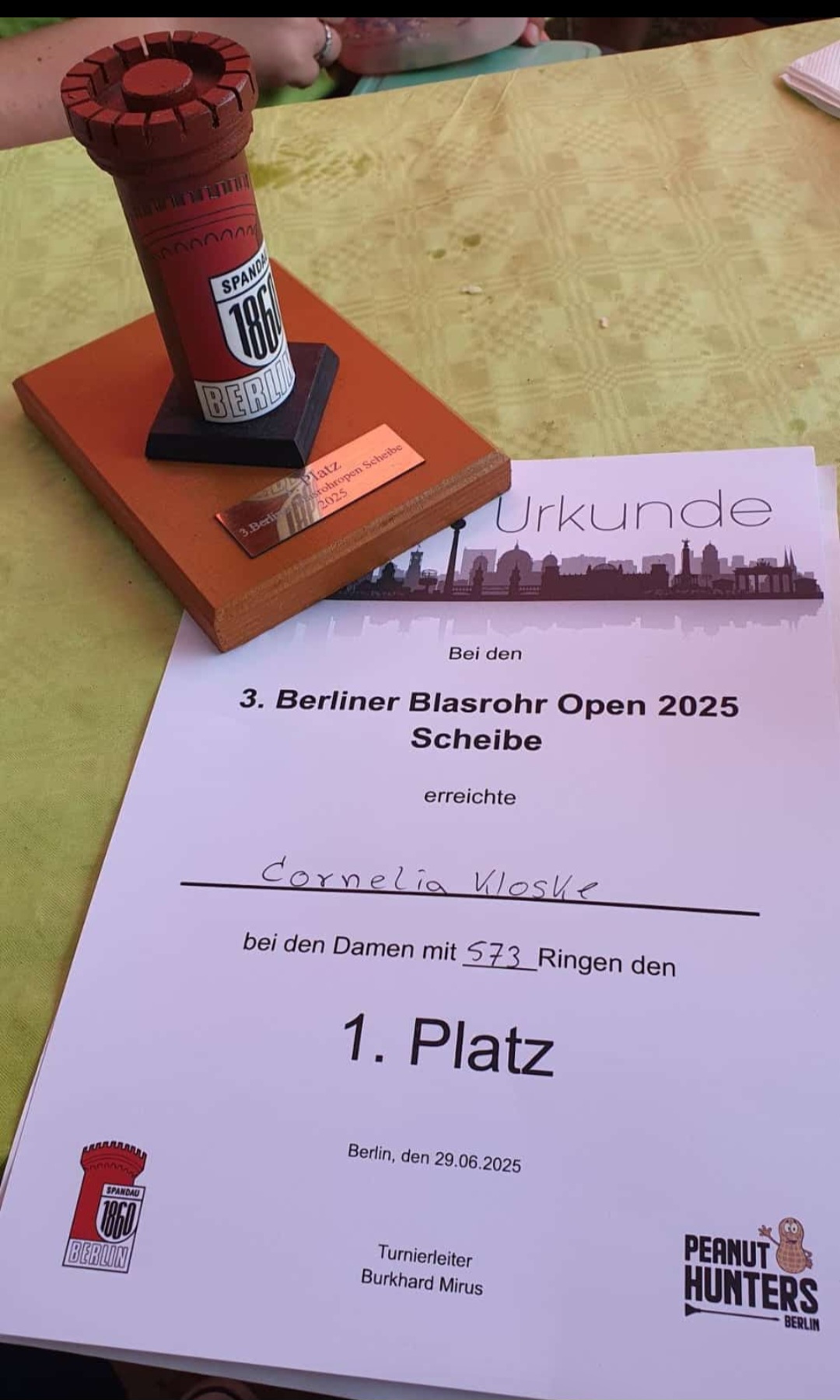 Urkunde und Pokal 1. Platz Damen 